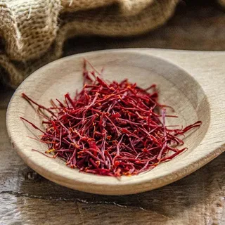 تصویر 2 از زعفران پاکتی با طراحی ساده و مناسب استفاده روزمره